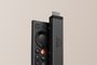 Fire TV Stick 4K junto a su mando a distancia Alexa Voice Remote sobre un fondo claro.