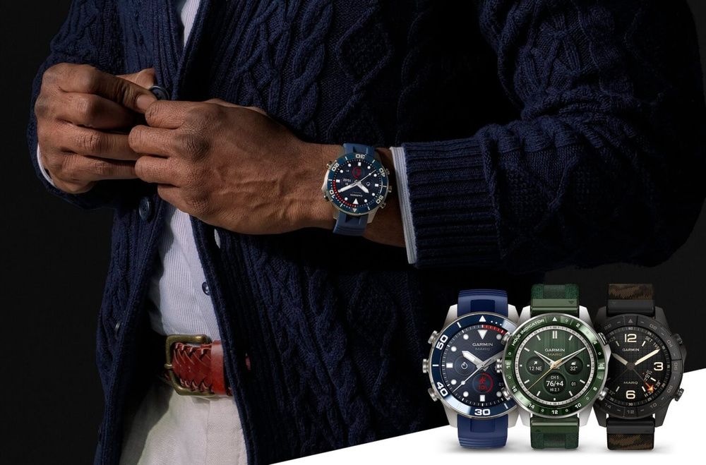 Hombre con un Garmin MARQ azul en la muñeca y tres relojes de la colección superpuestos en la esquina inferior derecha.