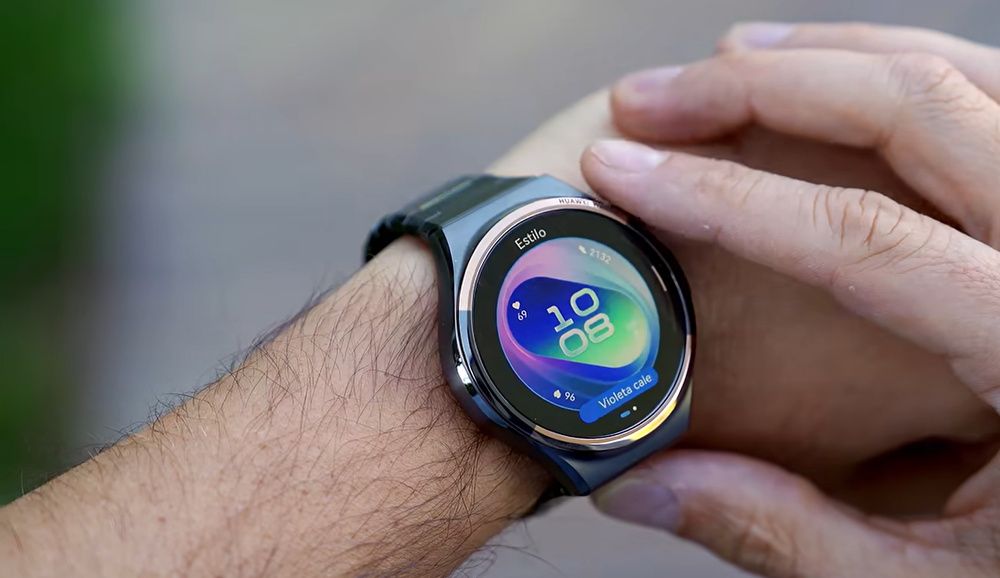 Primer plano del Huawei Watch 6 Pro con una esfera digital de colores en la pantalla.