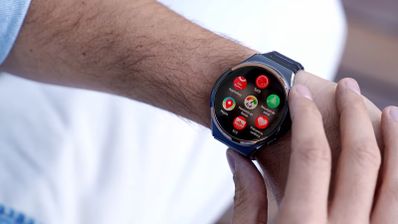 Reloj Huawei Watch 6 Pro en una muñeca con el menú de aplicaciones abierto.