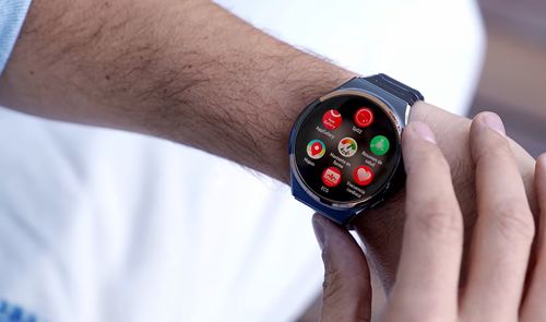 Reloj Huawei Watch 6 Pro en una muñeca con el menú de aplicaciones abierto.