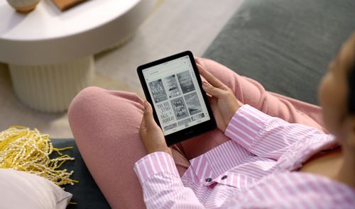 Persona utilizando un Amazon Kindle para elegir un libro electrónico.