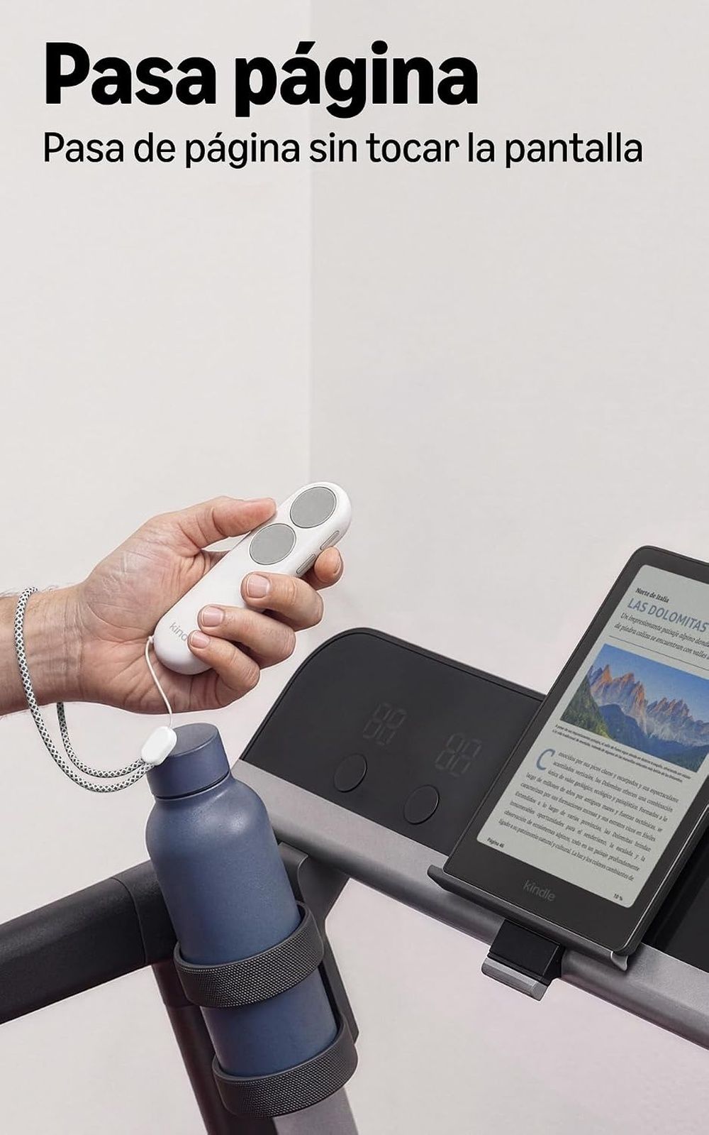 Persona utilizando un mando para pasar las páginas de un Kindle mientras hace ejercicio en una cinta de correr.