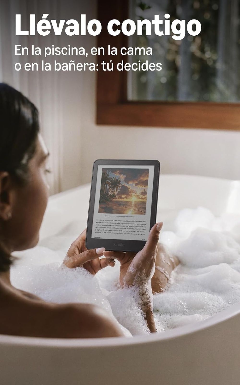 Persona leyendo un Kindle con pantalla a color mientras se relaja en una bañera.