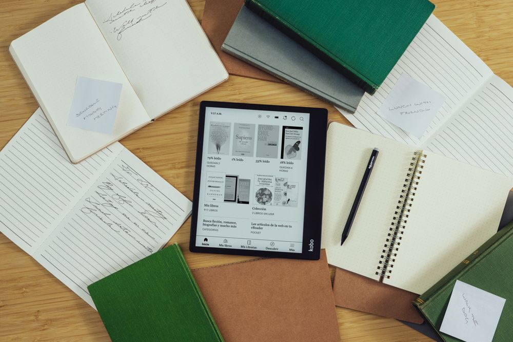 Kobo Elipsa 2E sobre una mesa de madera, rodeado de cuadernos y con su lápiz digital al lado.