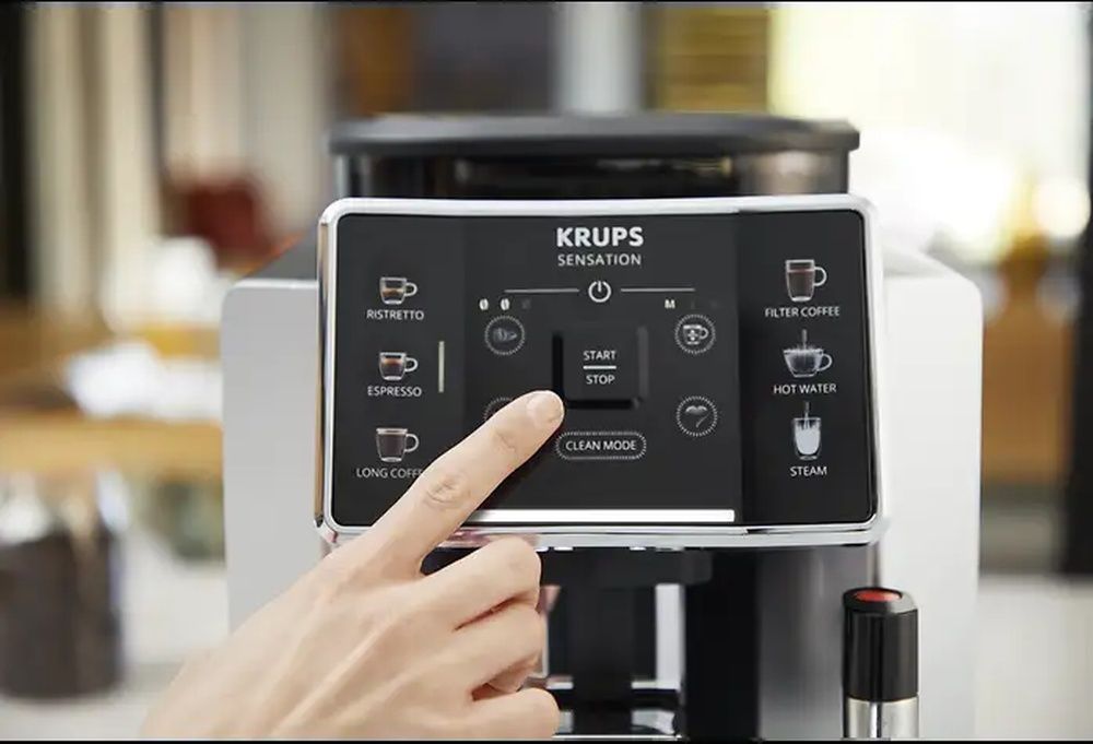 Panel de control de la cafetera superautomática Krups Sensation con diferentes opciones de preparación.