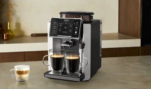 Cafetera superautomática Krups Sensation preparando dos cafés en una cocina.