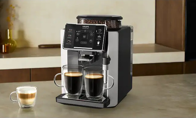 Cafetera superautomática Krups Sensation preparando dos cafés en una cocina.