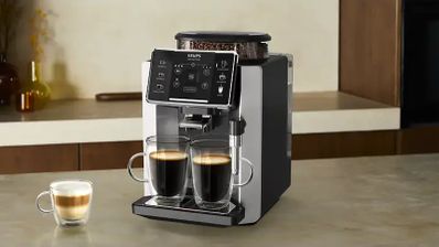 Cafetera superautomática Krups Sensation preparando dos cafés en una cocina.