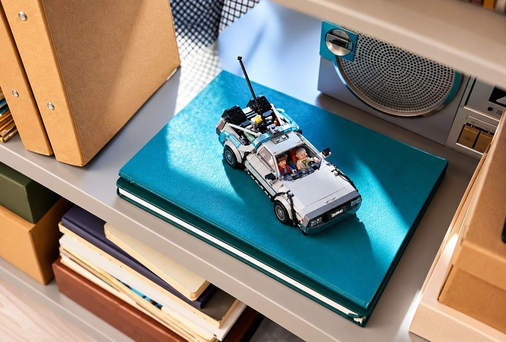 Coche DeLorean de LEGO Regreso al Futuro colocado sobre una estantería.