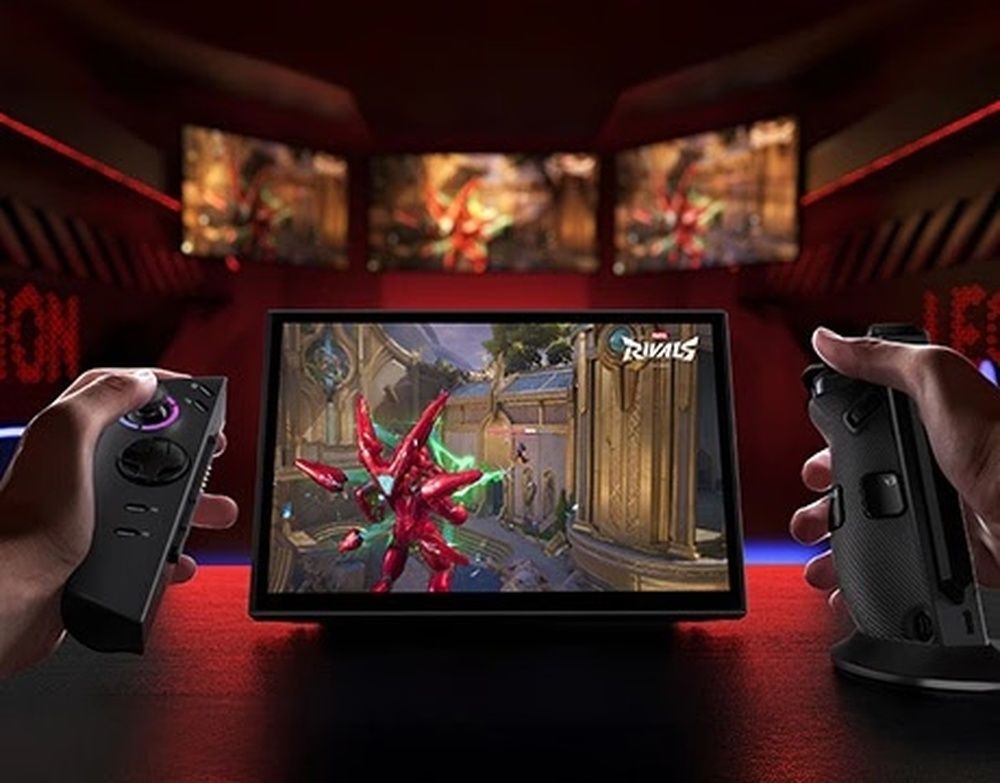 Lenovo Legion Go 2 con los mandos desmontados durante una partida.