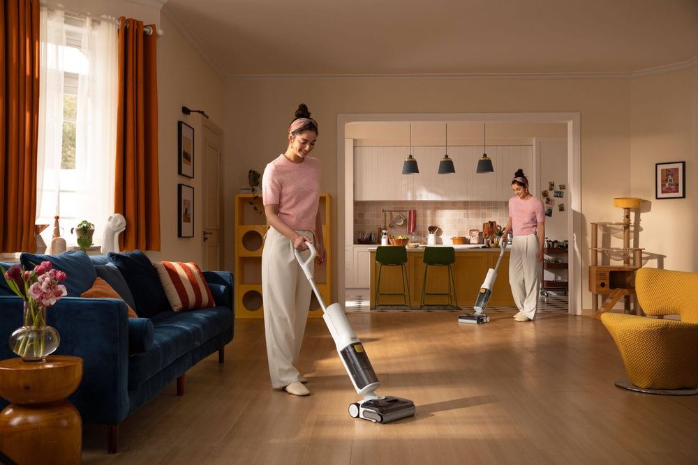 Mujer utilizando una Roborock F25 LT Gen 2 sobre el suelo de madera de un salón.