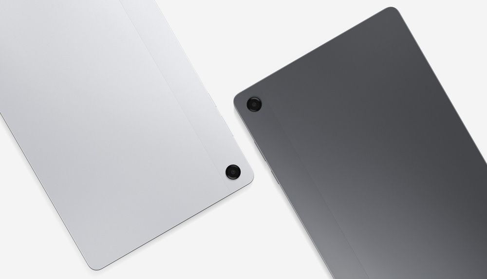 Parte trasera de dos Samsung Galaxy Tab A11+ en colores plata y gris, con sus cámaras visibles.