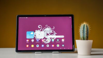 Samsung Galaxy Tab A11+ sobre una mesa, junto a un cactus y con sus aplicaciones en pantalla.