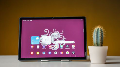 Samsung Galaxy Tab A11+ sobre una mesa, junto a un cactus y con sus aplicaciones en pantalla.