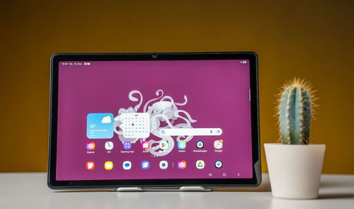 Samsung Galaxy Tab A11+ sobre una mesa, junto a un cactus y con sus aplicaciones en pantalla.