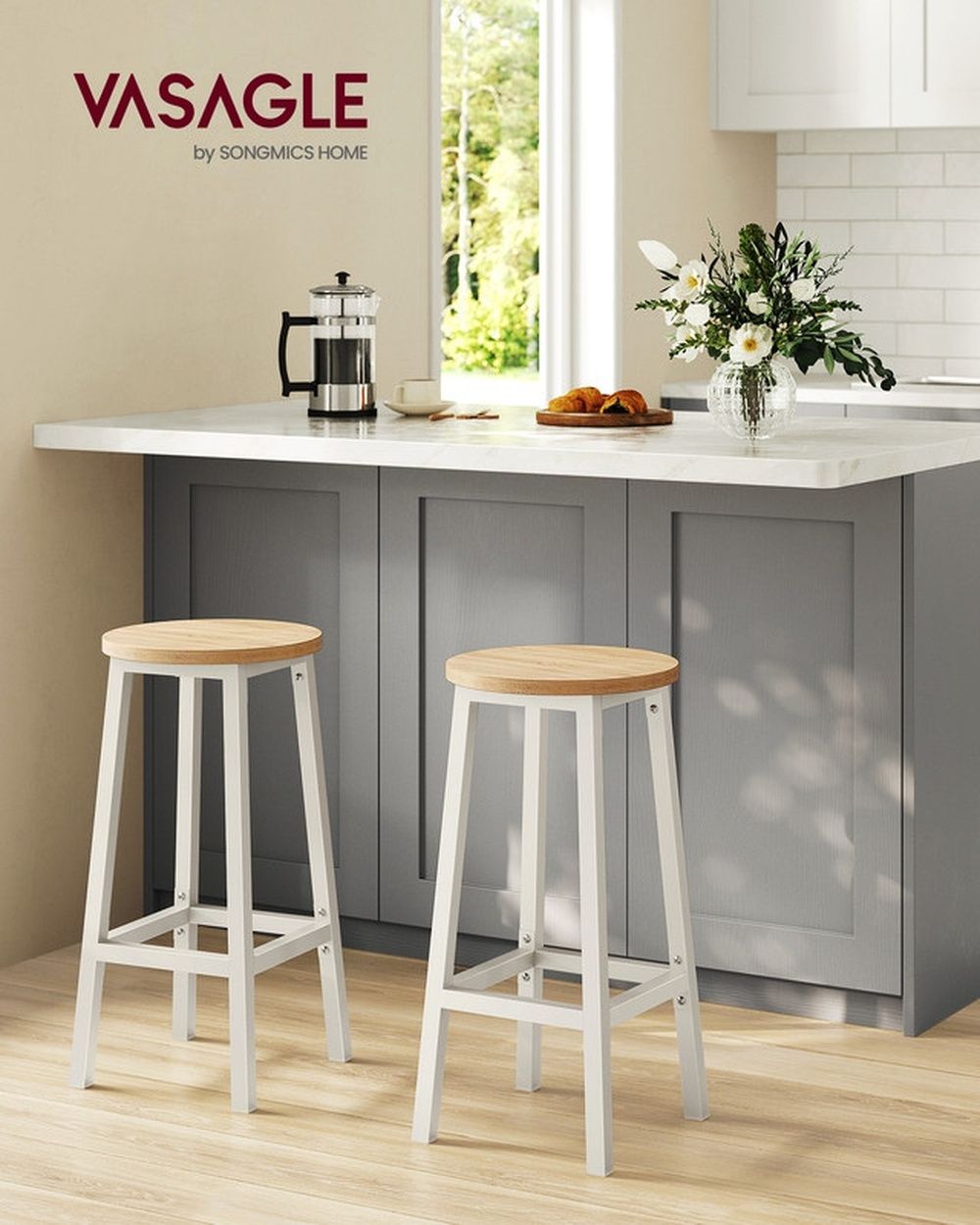 Dos taburetes con estructura blanca y asiento de madera clara junto a una barra de cocina.