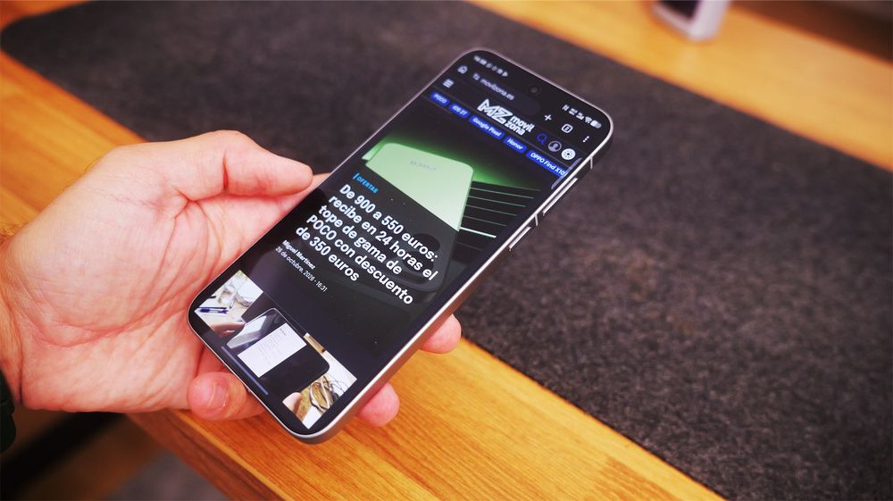 Vivo X500 Pro Max sostenido con una mano mientras muestra una página web en modo oscuro.