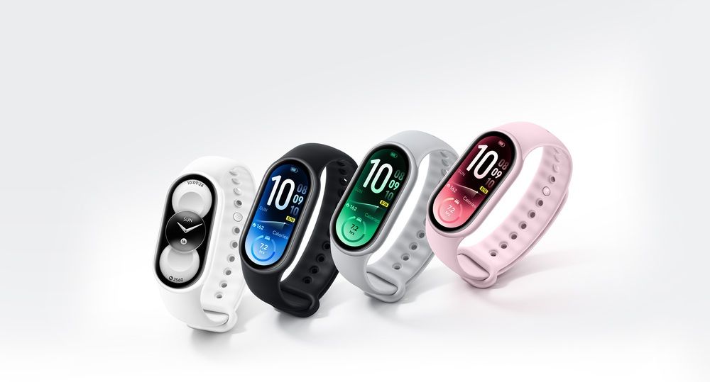 Cuatro Xiaomi Smart Band 11 con correas blanca, negra, gris y rosa sobre fondo claro.