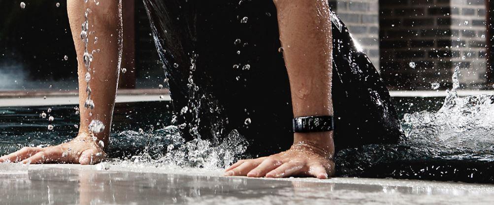 Pulsera Samsung Gear Fit 2 Pro en el agua