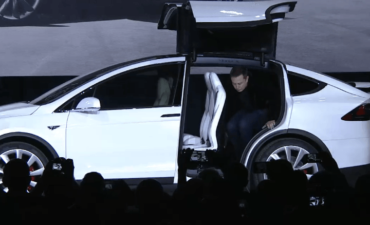 Elon Mus en el interior del un Tesla Model X SUV
