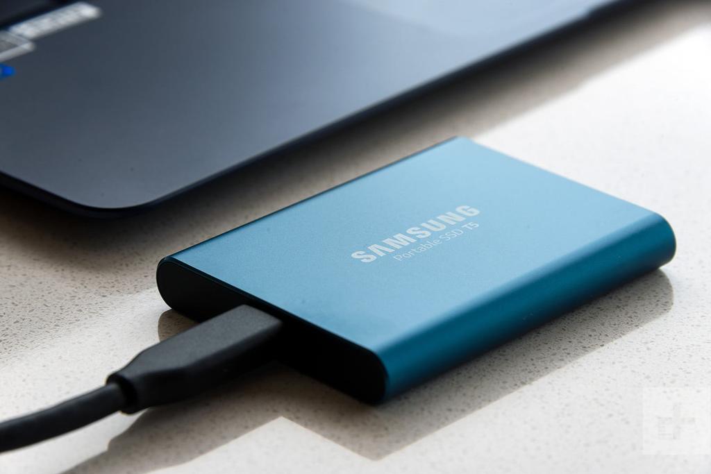 Uso del Samsung SSD T5 de color azul