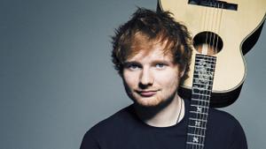 Cantante Ed Sheeran con guitarra