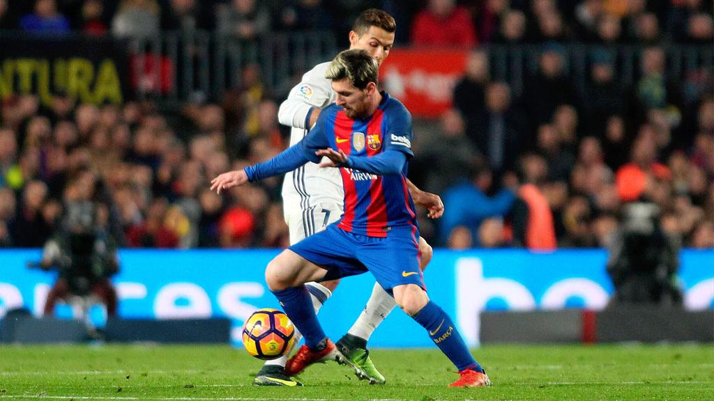 Messi y Cristiano en un lance del juego