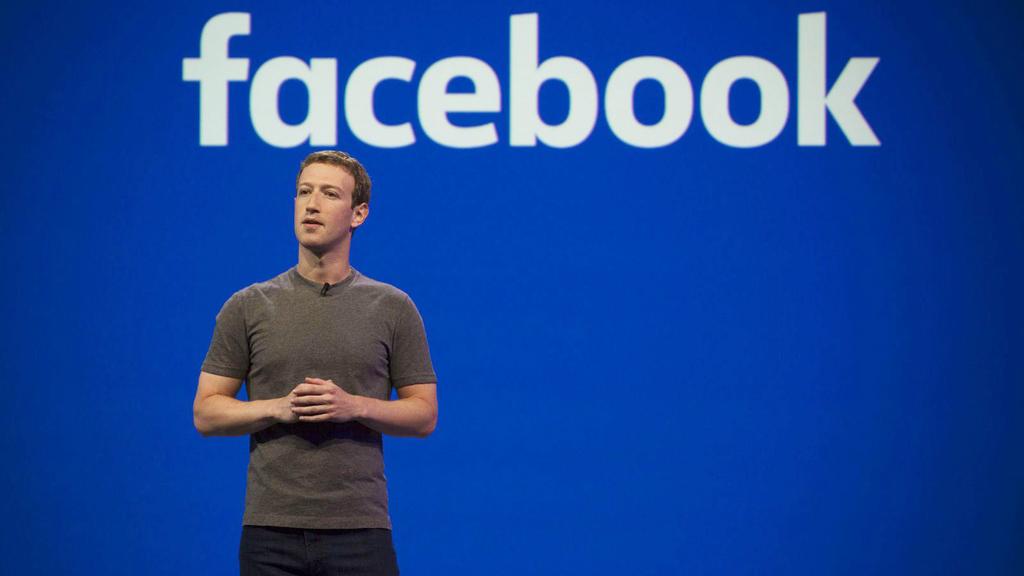 Mark Zuckerberg creador de Facebook con fondo azul