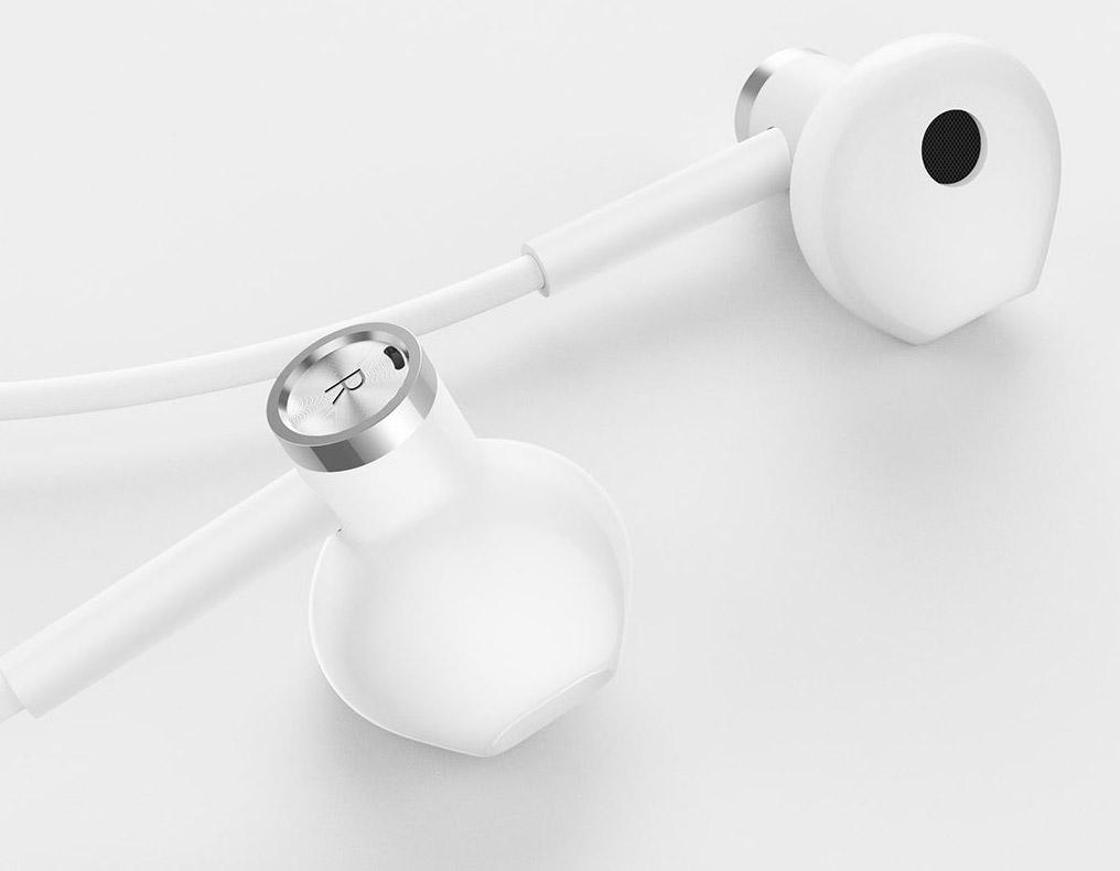 Auriculares Xiaomi Mi Dual-unit Semi-ear de color blanco