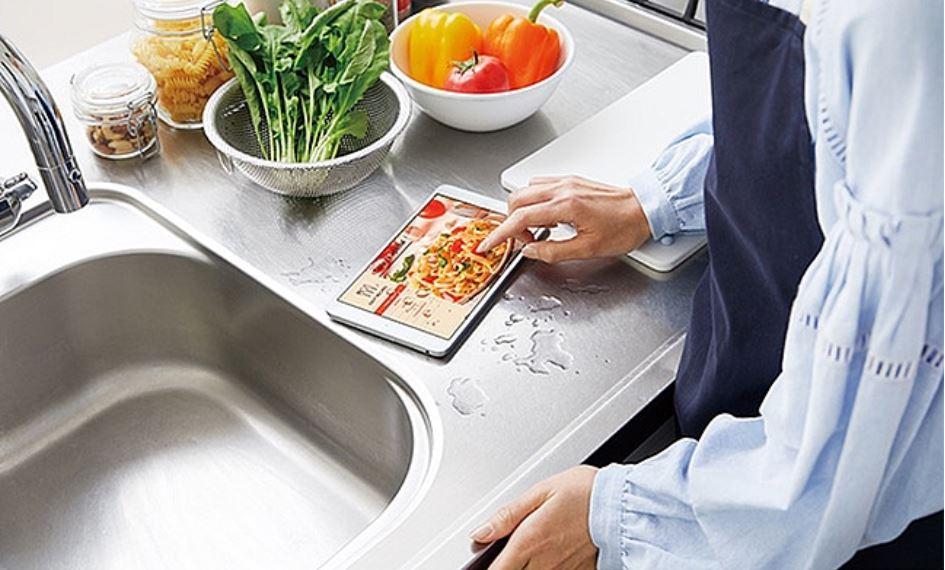Uso del tablet Huawei MediaPad M5 8 en la cocina