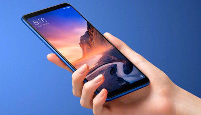 Xiaomi Mi Max 3 en uso con fondo azul