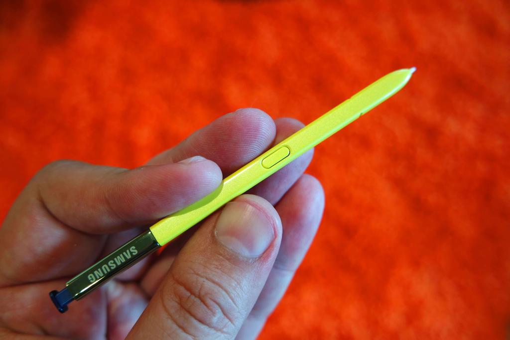 S Pen del Samsung Galaxy Note 9 en mano