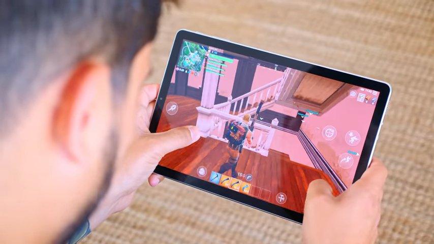 Jugando con el iPad Pro a Fortnite