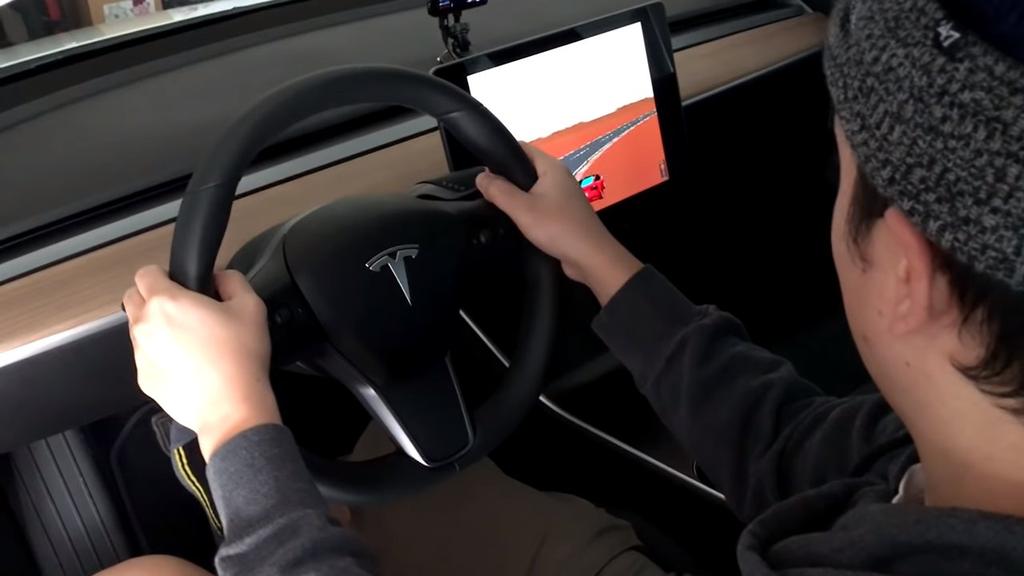 Jugando a Pole Position en el Tesla Model 3