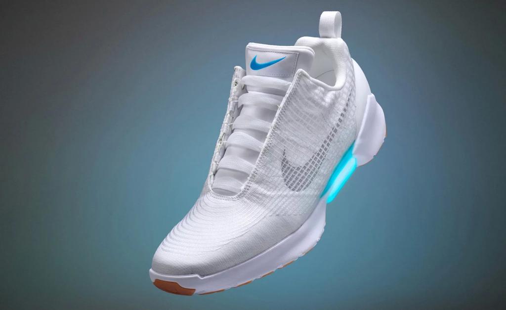 Nuevass zapatillas Nike que se atan solas con diseño baloncesto