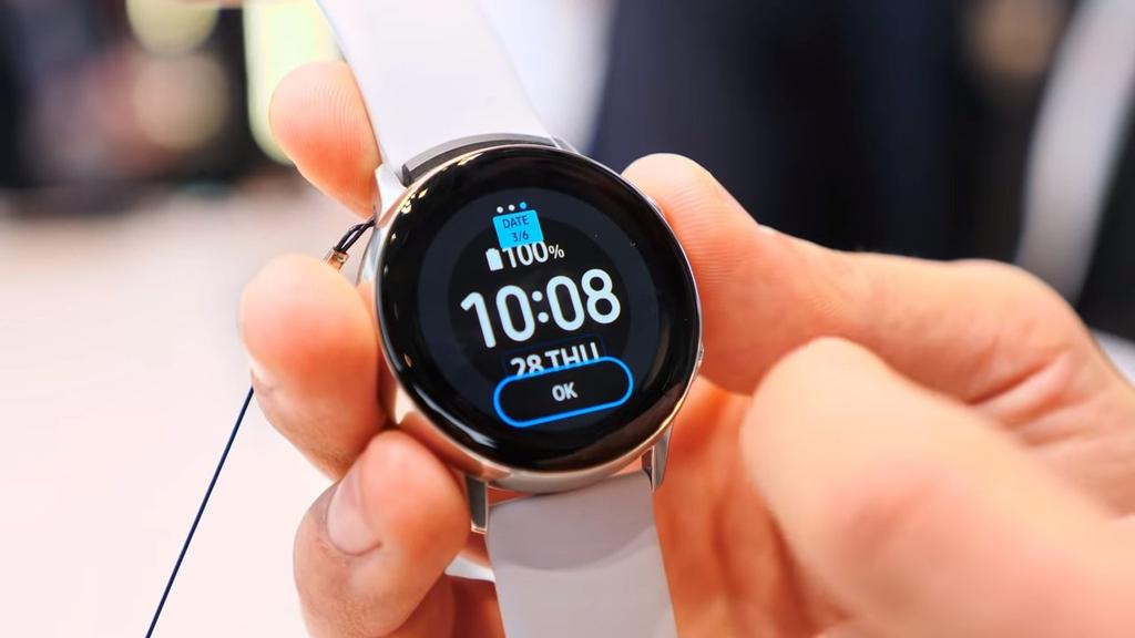 Smartwatch Samsung Galaxy Watch Active en mano