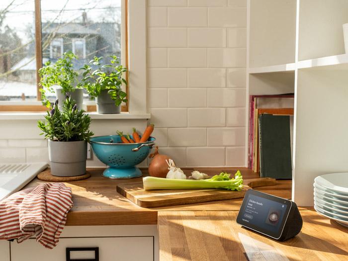 Uso en la cocina de la pantalla inteligente Amazon Echo Show 5