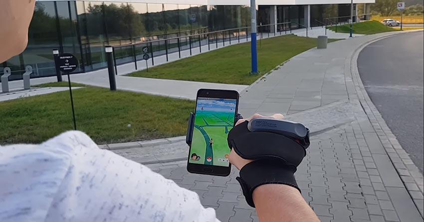 Usuario jugando a Pokémon Go con NGC en la calle