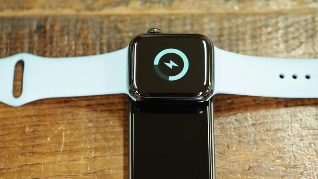 Apple Watch cargándose en hub USB